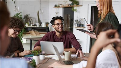 الذكاء الاصطناعي يعيد تشكيل مهارات القوى العاملة: استراتيجيات جديدة لتطوير المهارات في قطاع تكنولوجيا المعلومات
