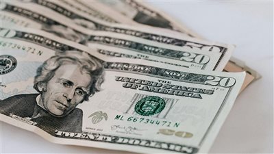محللون يتوقعون استمرار الضغوط على الجنيه المصري إذا لم تتراجع فاتورة الواردات وتعزز الصادرات