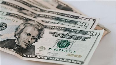 خبراء اقتصاديون يرون أن إبقاء الجنيه المصري مستقراً عند مستوياته الحالية مرهون بتحسينات في عجز الحساب الجاري وزيادة تحويلات المصريين من الخارج 