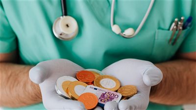 منظمة الصحة العالمية تشدد على ضرورة تعزيز التمويل للصحة العامة في الدول الفقيرة بعد تخفيض الدعم الدولي ومخاطر تفشي أمراض معدية جديدة 