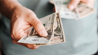 توقعات بارتفاع الجنيه المصري أمام الدولار الأمريكي بنهاية عام 2025 مدعومة بتراجع الدولار عالميًا وتوقعات بتحسن الاقتصاد المصري