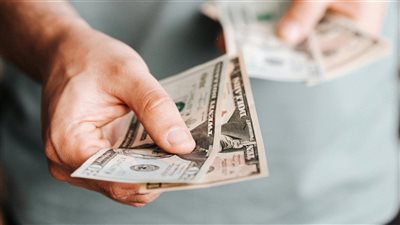 خبراء اقتصاديون يتنبؤون بمزيد من الضغوط على الجنيه المصري مع ارتفاع الفائدة عالميًا وتراجع التدفقات الدولارية للأغراض غير النفطية