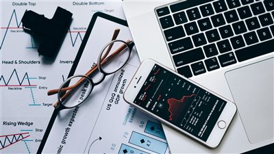 منظمة التجارة العالمية تحذّر من فجوة اقتصادية عالمية محتملة بين الدول إذا فشلت السياسات في مواكبة تأثير الذكاء الاصطناعي على التجارة
