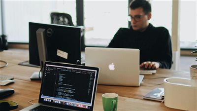 تعزيز المهارات الشخصية يتصدر أولويات الأفراد: نمو ملحوظ في برامج تطوير الذات الرقمية
