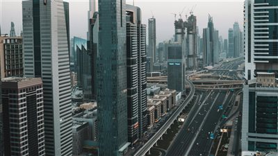 الإمارات تعتمد سياسة وطنية للمجمعات الاقتصادية لتعزيز تنافسية الصناعات وزيادة مساهمة الناتج المحلي بأكثر من 30 مليار درهم سنويًا