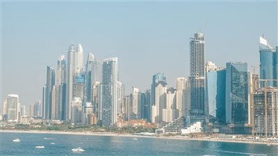 صندوق المُقوّمات الدولية يتوقّع نموًا قويًا للاقتصاد الإماراتي في 2025 مدفوعًا بقطاعين غير النفط والبنى التحتية 