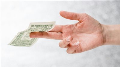 توقعات من محللين تشير إلى إمكانية انخفاض الدولار أمام الجنيه المصري خلال الربع الأخير من 2025 إذا استمرت تحويلات المصريين ودعم الاحتياطي الأجنبي
