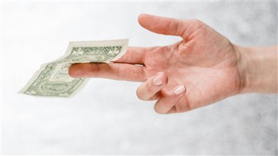 خبراء يتوقعون تحسناً تدريجياً في سعر الجنيه المصري بفضل دعم تدفقات الاستثمار الخليجي