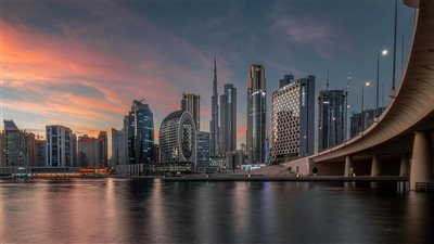 وكالة تصنيف تعزز نظرتها المستقرة للاقتصاد الإماراتي وسط نمو متوقع بنسبة 4٪ خلال السنوات المقبلة