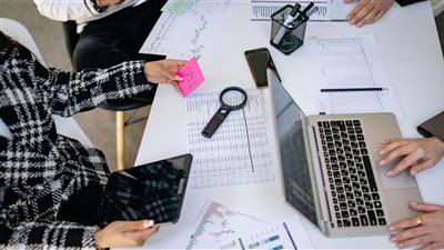 تعلم مهارات العمل المستقبلية يصبح أولوية في المؤسسات لتجاوز فجوات الأجور وتهيئة القوى العاملة للتحولات الرقمية