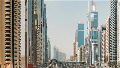 البنوك الإماراتية تشهد توسّعًا سريعًا في الإقراض الاستهلاكي مدفوعة بانتعاش الطلب المحلي وارتفاع رواتب العاملين 