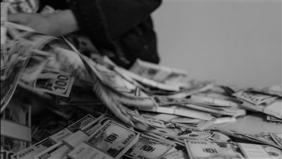 مراقبون يتوقعون مزيدًا من التراجع للجنيه المصري إذا لم تُسرّع تدابير ضبط المالية العامة
