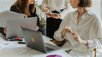 مهارات التواصل والمرونة تحكم مستقبل العمالة في مواجهة تحولات سوق العمل