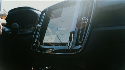 تيك توك قد تُدرَج قريبًا ضمن شاشة ملاحة السيارة لتجربة محتوى مرئي متكامل أثناء القيادة 