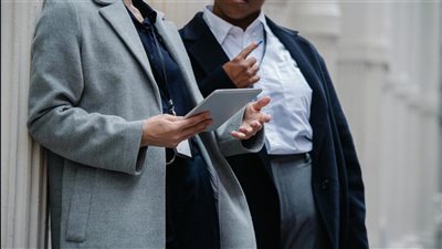 الرياديون يتبنون نماذج العمل الموجهة بالذكاء الاصطناعي لخفض الحواجز التشغيلية وصناعة المشاريع الفردية