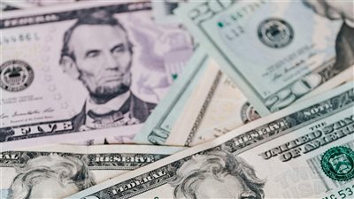خبراء يتوقعون تدهوراً تدريجياً في سعر الجنيه المصري مقابل الدولار بحلول نهاية 2025 
