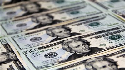 توقعات بتراجع قيمة الجنيه المصري مقابل الدولار الأمريكي على المدى المتوسط