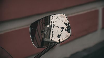 تحدي “المرآة المعكوسة” يجتاح تيك توك ويحقق ملايين المشاهدات خلال ساعات