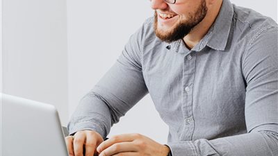  تناغم العمل والحياة المهنية: استراتيجيات الذكاء العاطفي والتنظيم الذاتي في بيئة العمل المعاصرة