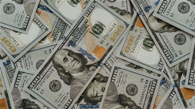 خبراء يتوقّعون استمرار انخفاض قيمة الجنيه المصري خلال العام القادم ما لم تُقدِم الحكومة على إصلاحات فوريّة