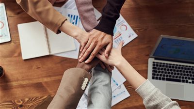 بيئة العمل المستقبلية تُحتم على الموظفين اكتساب مرونة ومهارات تحليلية وتقنية جديدة للبقاء في دائرة المنافسة