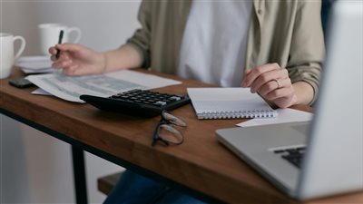 الانتقال من العمل الثابت إلى ريادة الأعمال يتسارع بين العاملين عن بُعد ويُفتح فرصاً لمشاريع مستقلة عالية الجودة