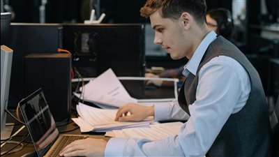 دراسةٌ حديثة تبيّن كيف تغيّرت الصحافة بتوظيف أدوات الذكاء الاصطناعي وكذلك كيف تواجه تحدّيات جديدة في الحقائق والمصداقية