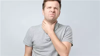 الإحساس بوجود شيء عالق في الحلق 