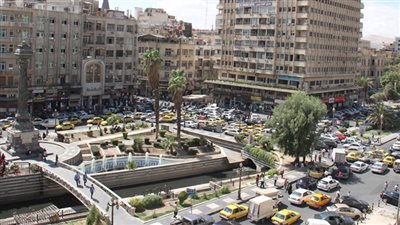 مسؤول بمحافظة دمشق: أرصفة ساحة المرجة تحولت لـ”فندق” وأجار الفرشة 100 ألف باليوم