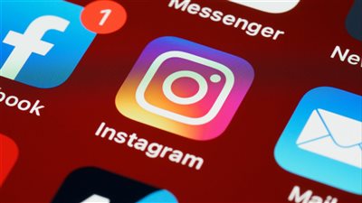 عندما يصبح الشراء مجرد نقرة داخل التطبيق: كيف تغيّر TikTok وInstagram وجه التجارة الإلكترونية في 2025