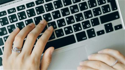 إدارة الذات بعين المستقبل: استراتيجيات نفسية لتنظيم الوقت والتركيز في عالم يتغيّر سريعًا