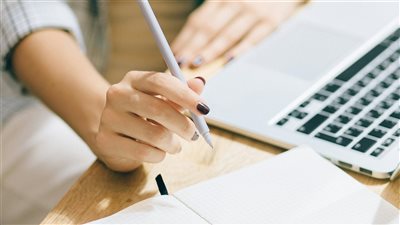 تنظيم الذات كإطار تغييري: كيف تشكّل العادات المهنية النفسية ملامح الأداء المتميز