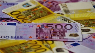 المفوضية الأوروبية تكشف استراتيجية بـ 1 مليار يورو لدعم سياسة أولاً الذكاء الاصطناعي في قطاعات استراتيجية