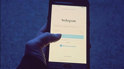موجة تحدّيات قصيرة تجتاح شبكات التواصل الاجتماعي: قالب فيديو جديد على TikTok وInstagram 