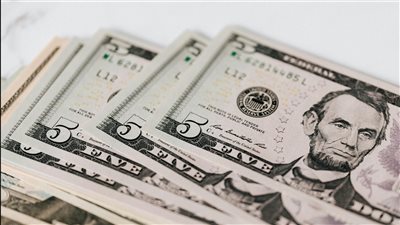 محللون يتوقعون مزيداً من الانخفاض لسعر الجنيه المصري خلال الأشهر المقبلة ما لم تُسرّع الإصلاحات النقدية