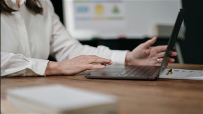 مفهوم الإدارة الذاتية للمهنة ينطلق عبر منصّات التعلم المستمر كخيارٍ رئيسي لمن يسعى إلى تنمية مستدامة وتنظيم مهني أفضل
