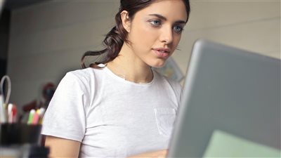 خبر عن جيل جديد من ريادة الأعمال يصف كيف يمكن للذكاء الاصطناعي أن يتيح للأفراد بدء مشاريعهم الخاصة بسهولة