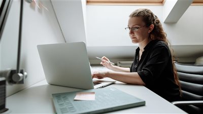 المهارات الحاسمة للمستقبل: المرونة العاطفية والذكاء الاجتماعي كعناصر لا غنى عنها في بيئة العمل المتغيرة