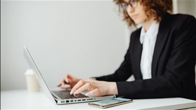 مستقبل العمل يتجه بقوة نحو نموذج Work 4.0: تحول جذري في المهارات والبيئة المهنية بسبب الرقمنة والصناعة الرابعة 