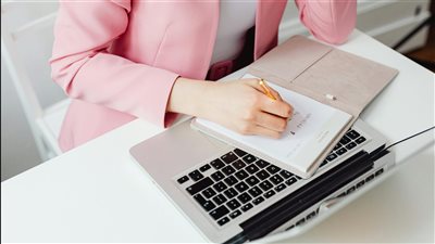 تطوير الذات في مكان العمل: بناء مهارات مرونة نفسية وتنظيم مهني للتكيف مع عالم متغير ومليء بالتحديات