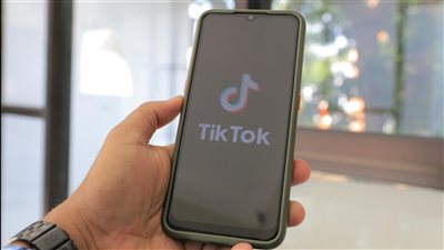 تحدي لعبة الكذب يكتسح تيك توك: مستخدمون يتقمصون الأدوار مع فاصل ورقي لجلسة كشف الأكاذيب الصاډمة