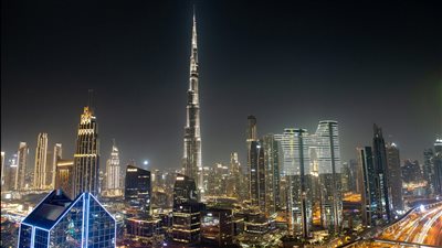 بورصتا دبي وأبوظبي ترتفعان بعد قرار خفض الفائدة من البنك المركزي الإماراتي مما يعزز التفاؤل بسوق الأسهم المحلي 