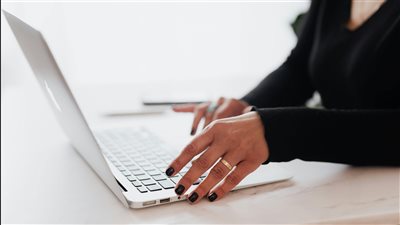 التحول المهني في عصر الذكاء الاصطناعي: تقرير Future of Work يكشف عن فجوة متنامية بين تطبيقات الذكاء والتدريب العملي بين الموظفين والإدارات 