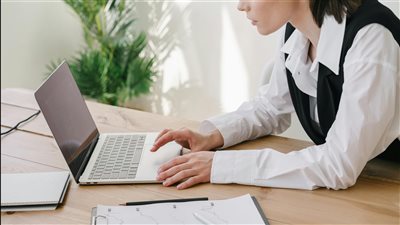 استراتيجيات تطوير الذات والتنمية النفسية تتجه نحو ممارسات الذكاء العاطفي والتنمية المهنية لمواجهة تحديات التحول الرقمي