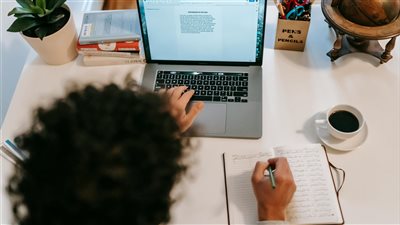 الشركات التي تعزّز ثقافة التطوير المهني الداخلي تشهد تسارعاً في اعتماد الذكاء الاصطناعي وتقدّماً في الأداء المالي لعام 2025 