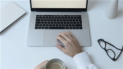 تحول ريادة الأعمال نحو فِرَق مكونة من مؤسّس واحد يدعمه مساعد ذكاء اصطناعي لتحقيق أفكار مبتكرة بكفاءة وكلفة منخفضة