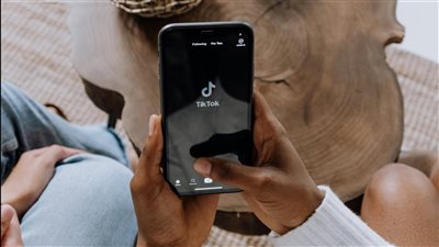 على تيك توك يتصدّر ترند إعطائي سنّة واحدة فقط فيديوهات غريبة ومضحكة تستخدم تأثيرات الوجه والصور الغامقة