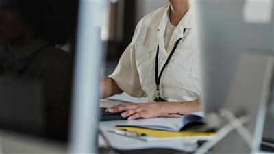 خبراء يتحذّرون من ارتفاع تهديدات الأمان السيبراني مع توسع الھجمات المدارة بالذكاء الاصطناعي من قبل دول معادية