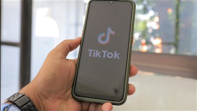 شريط أفكار وتصاميم غريبة يحقق انتشاراً واسعاً على TikTok ممّا يعكس ميل الجمهور لقصص قصيرة غير تقليدية وتحويل الغرابة إلى محتوى رائج