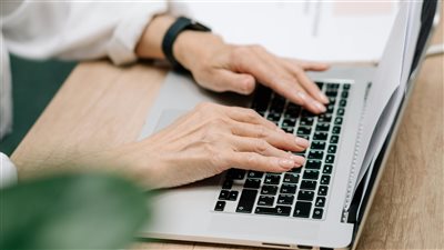استثمار الذات من التنظيم النفسي إلى الإنجاز المهني: لماذا أصبح ضبط العادات وتطوير المهارات الشخصية ضرورة أساسية
